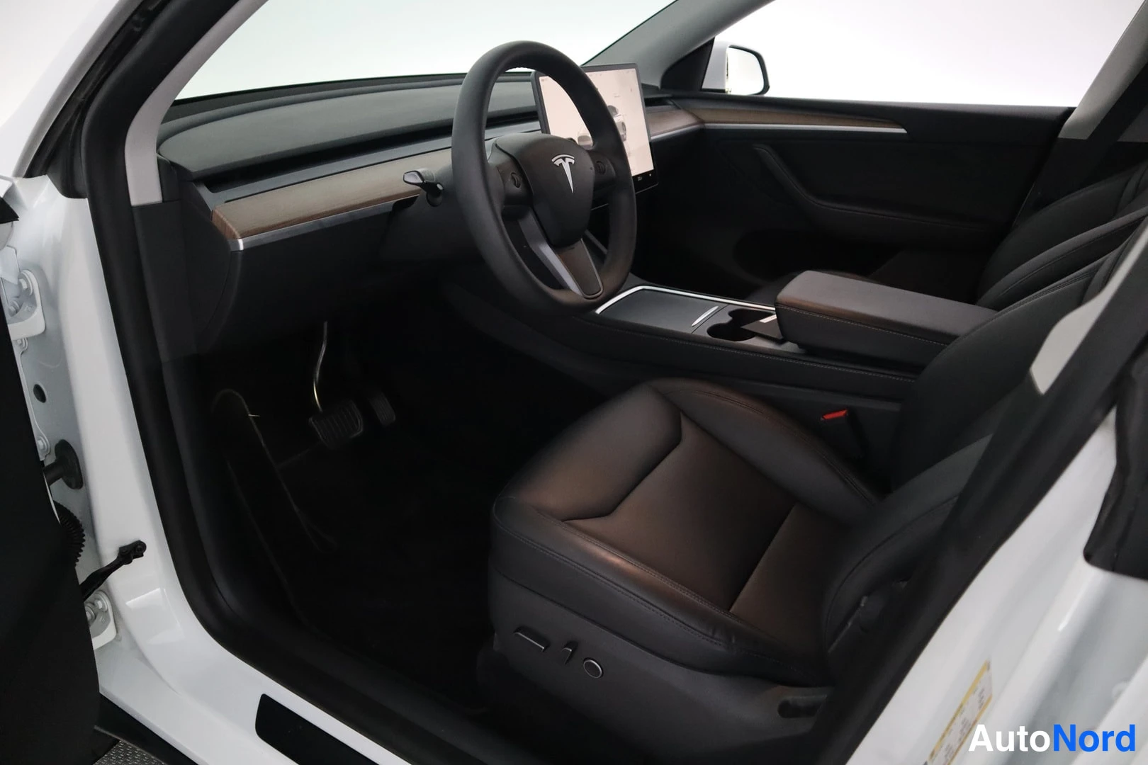 Valkoinen Tesla Model Y 2024, ulkokuva 10 – Lappeenranta