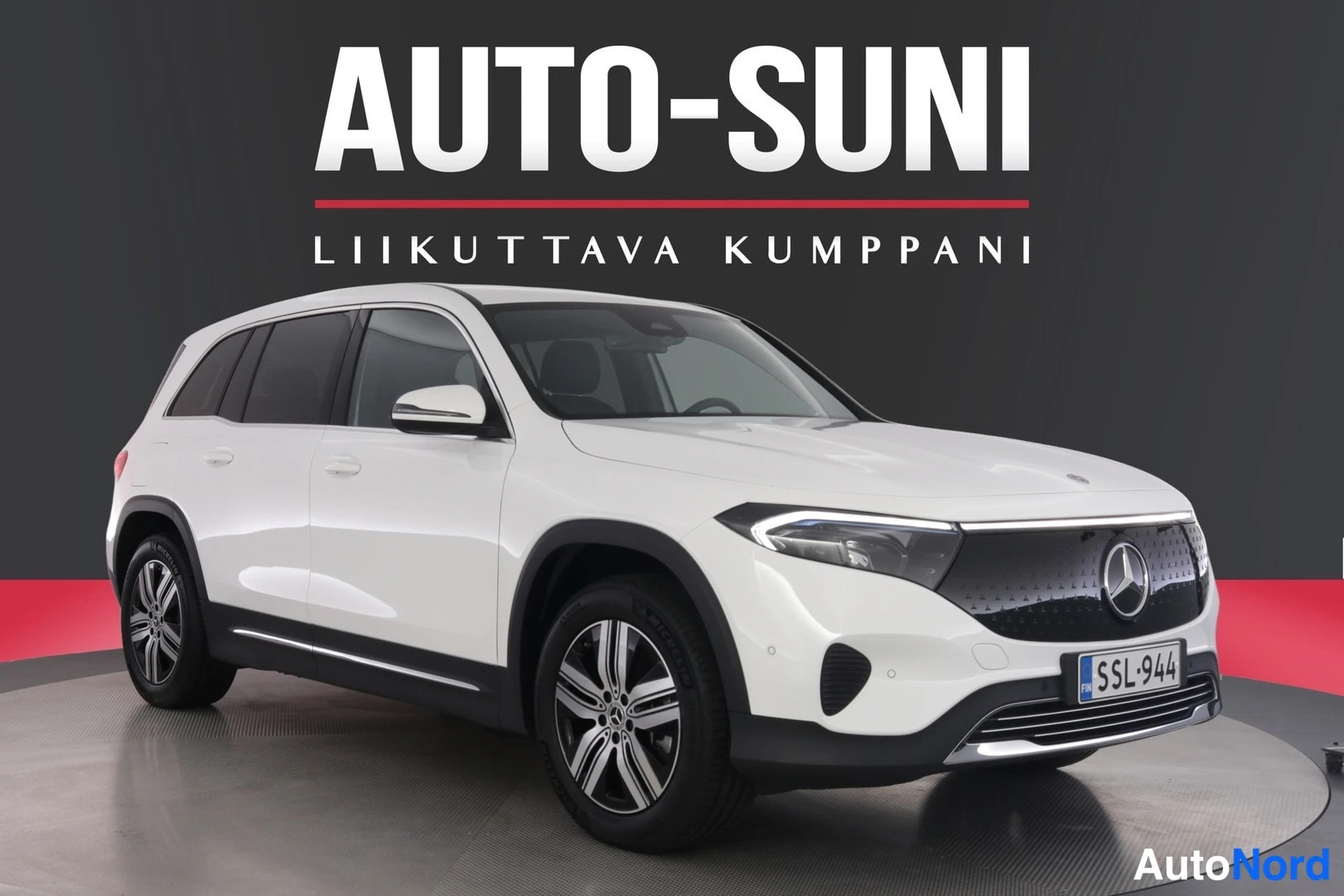Etuviisto, nokka oikealle: Mercedes-Benz EQB -mallin valkoinen SUV kuvattu kolmivartalokulmasta edestä oikealta, rekisterikilpi.