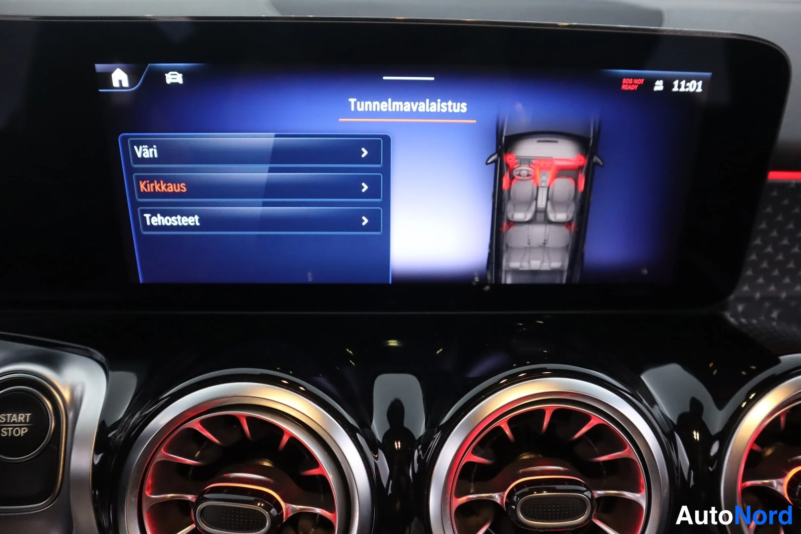 Muu: Mercedes-Benzin keskikonsolin infotainment-näyttö, jolla on auki Tunnelmavalistus-valikko kohdilla Väri, Kirkkaus ja Tehosteet; alla pyöreät ilmastointisuuttime