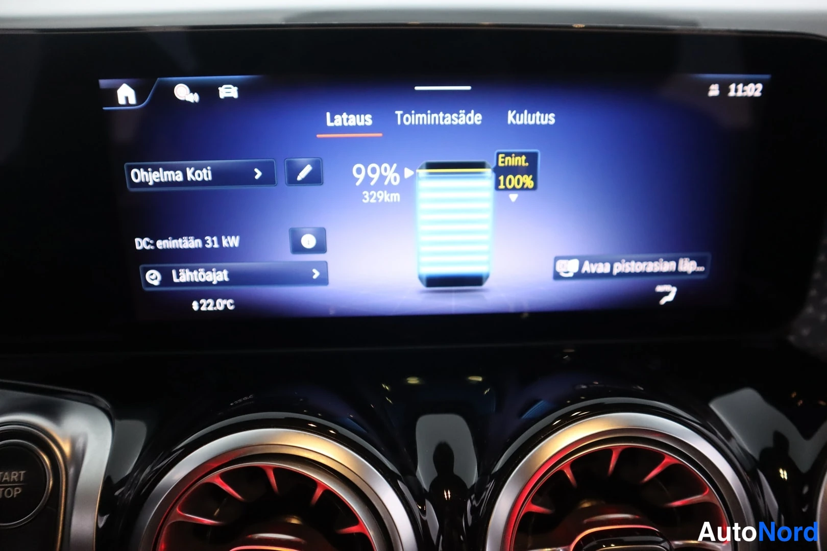 Muu: Sähköauton latausvalikko infotainment-näytöllä: lataustila 99 % (329 km), enintään 100 %, DC-enintään 31 kW, ulkolämpötila 22,0 °C.