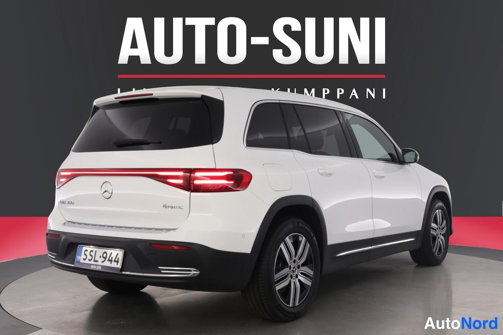 Takaviisto: Mercedes-Benz EQB -SUV:n takaosa kolmivartalokulmasta, poikkiviirumuotoiset takavalot ja rekisterikilpi.