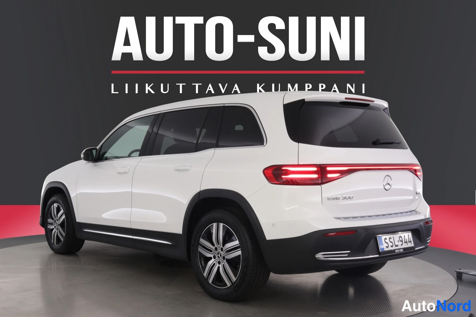 Takaviisto: Valkoinen Mercedes-Benz EQB takaa vasemmalta kolmivartalokulmasta, takavalot ja korimalli EQB 300 näkyvät.