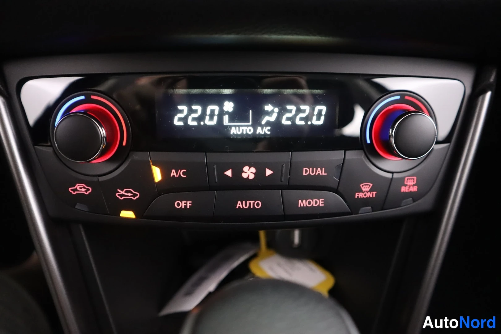 Muu: Automaattinen kaksivyöhyinen ilmastointi: nц╓yttö osoittaa 22,0 astetta molemmilla puolilla, AUTO A/C -merkintä, nappulat A/C, DUAL, FRONT ja REAR sekä OFF, AUT