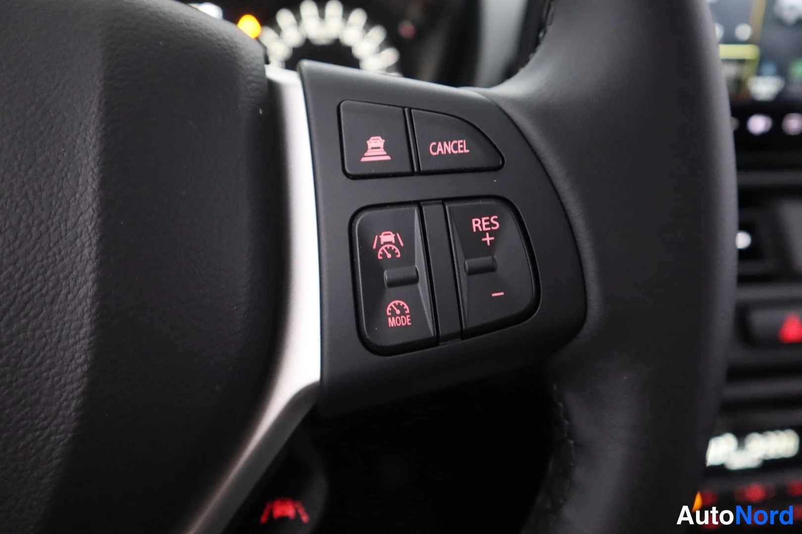 Muu: Suzuki S-Cross ohjauspyörän oikea kytkinryhmä lähikuvassa: CANCEL-, RES+ ja - -painikkeet sekä valintapainike.