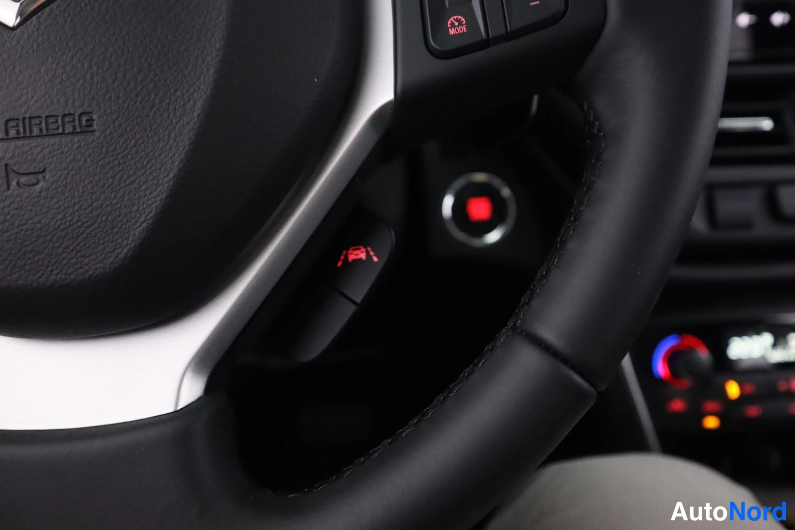 Muu: Suzuki S-Cross ohjauspyörän keskusta lähikuvassa, AIRBAG-teksti ja kuljettajan turvatyyny-tarra punaisella merkillä.