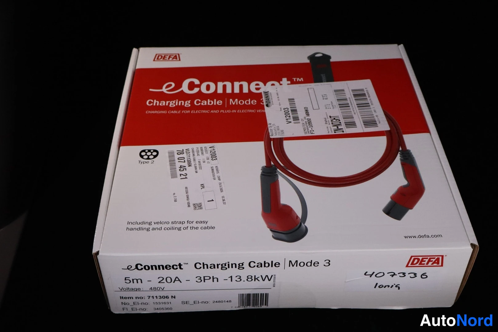 Yksityiskohta: DEFA eConnect Mode 3 latauskaapelin pakkausaukki punaisella kannella, tekstillä 5m - 20A - 3Ph -13.8kW ja 480V, käsin kirjoitettu numero 407336 ja sana Ioniq.