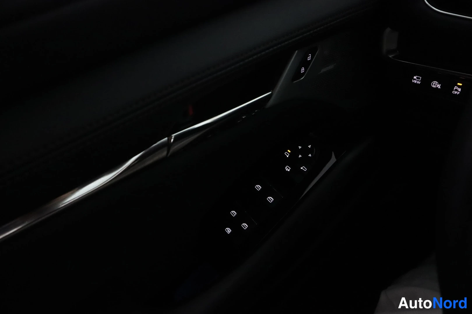 Etuviisto: interior shot of car center console and dashboard area in dark lighting