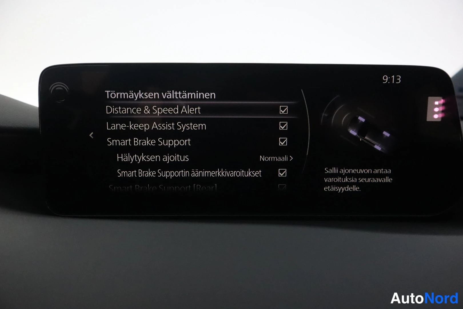 Muu: Infotainment-näytön asetussivu, jossa on valittuna Törmäyksen välttäminen -valikko ja rastitetut vaihtoehdot Distance & Speed Alert, Lane-keep Assist System ja