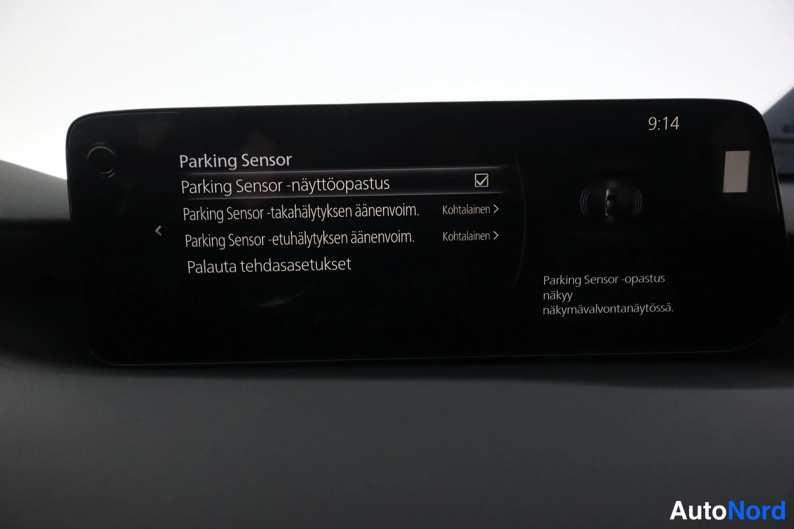 Muu: Infotainment-näytön Parking Sensor -valikko, jossa näyttöopastus on rastitettu ja taka- ja etuhälytyksen äänenvoimakkuus on asetettu Kohtalainen.
