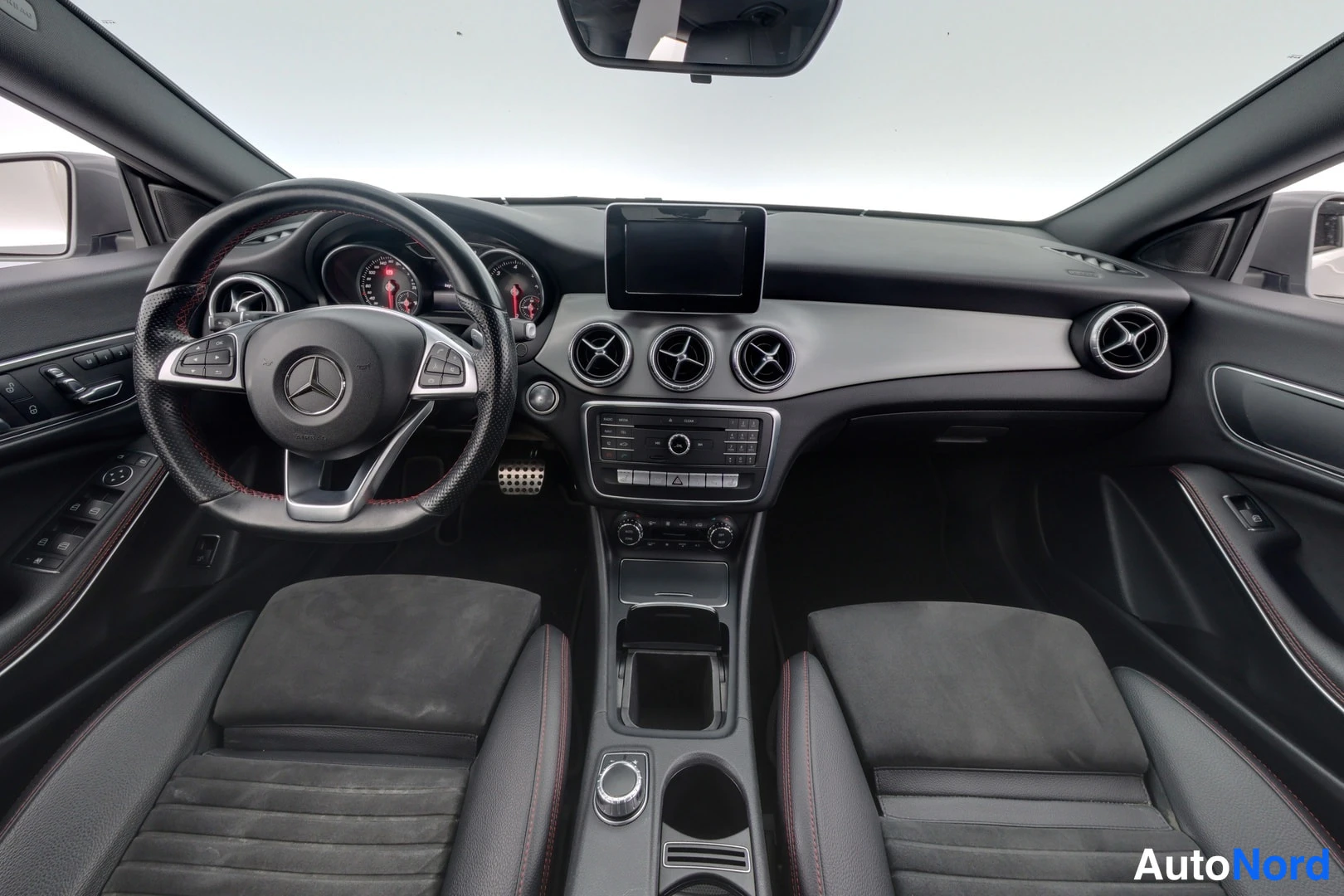 Harmaa Mercedes-Benz CLA 2017, ohjaamo, kuva 7