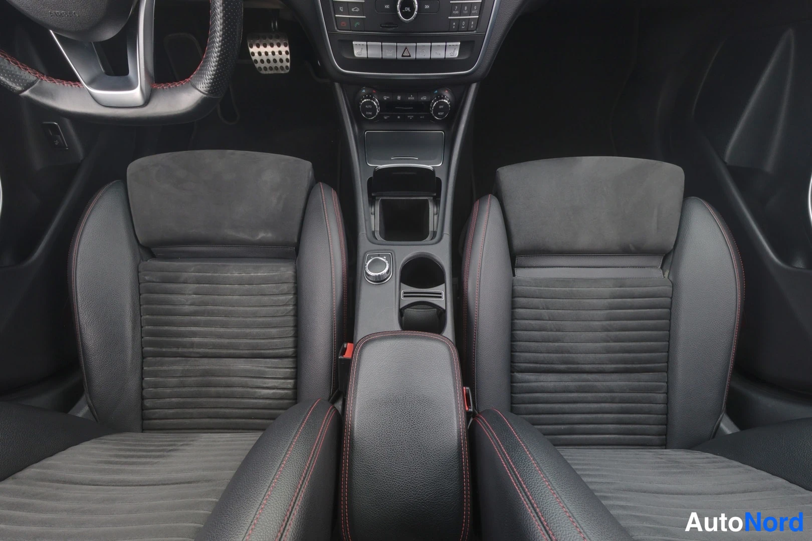 Harmaa Mercedes-Benz CLA 2017, etuistuimet, kuva 9