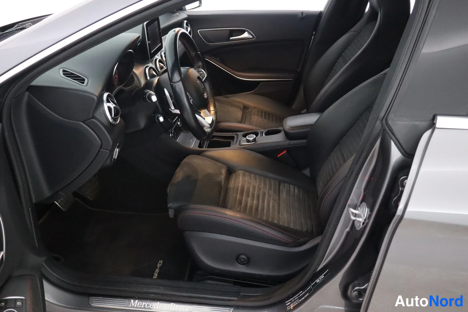 Harmaa Mercedes-Benz CLA 2017, ohjaamo, kuva 8