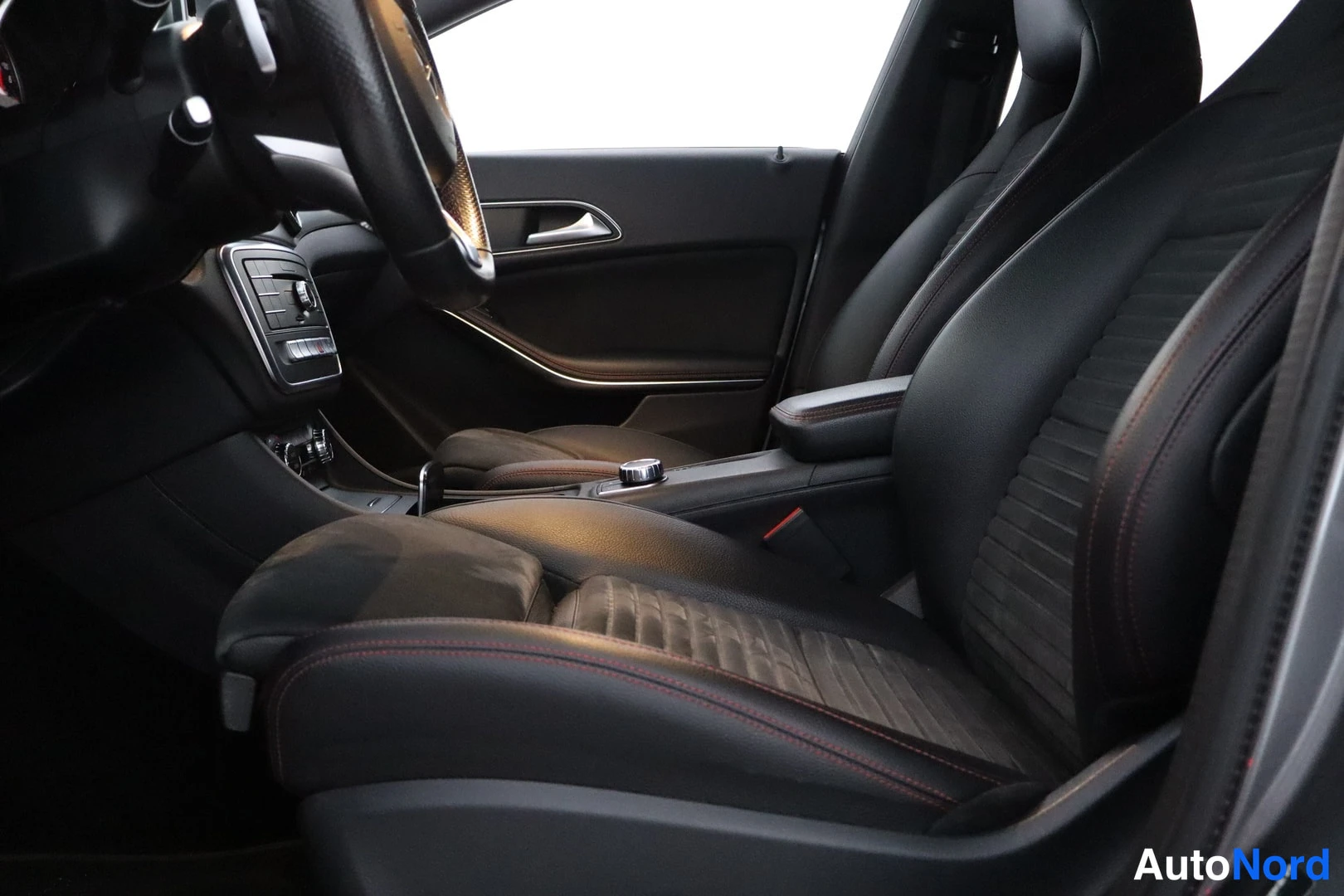 Harmaa Mercedes-Benz CLA 2017, etuistuimet, kuva 10