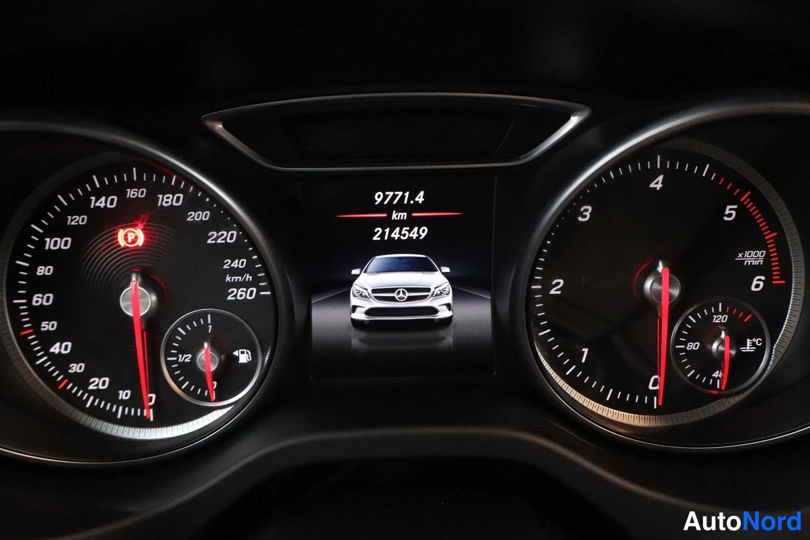 Harmaa Mercedes-Benz CLA 2017, yksityiskohta, kuva 16