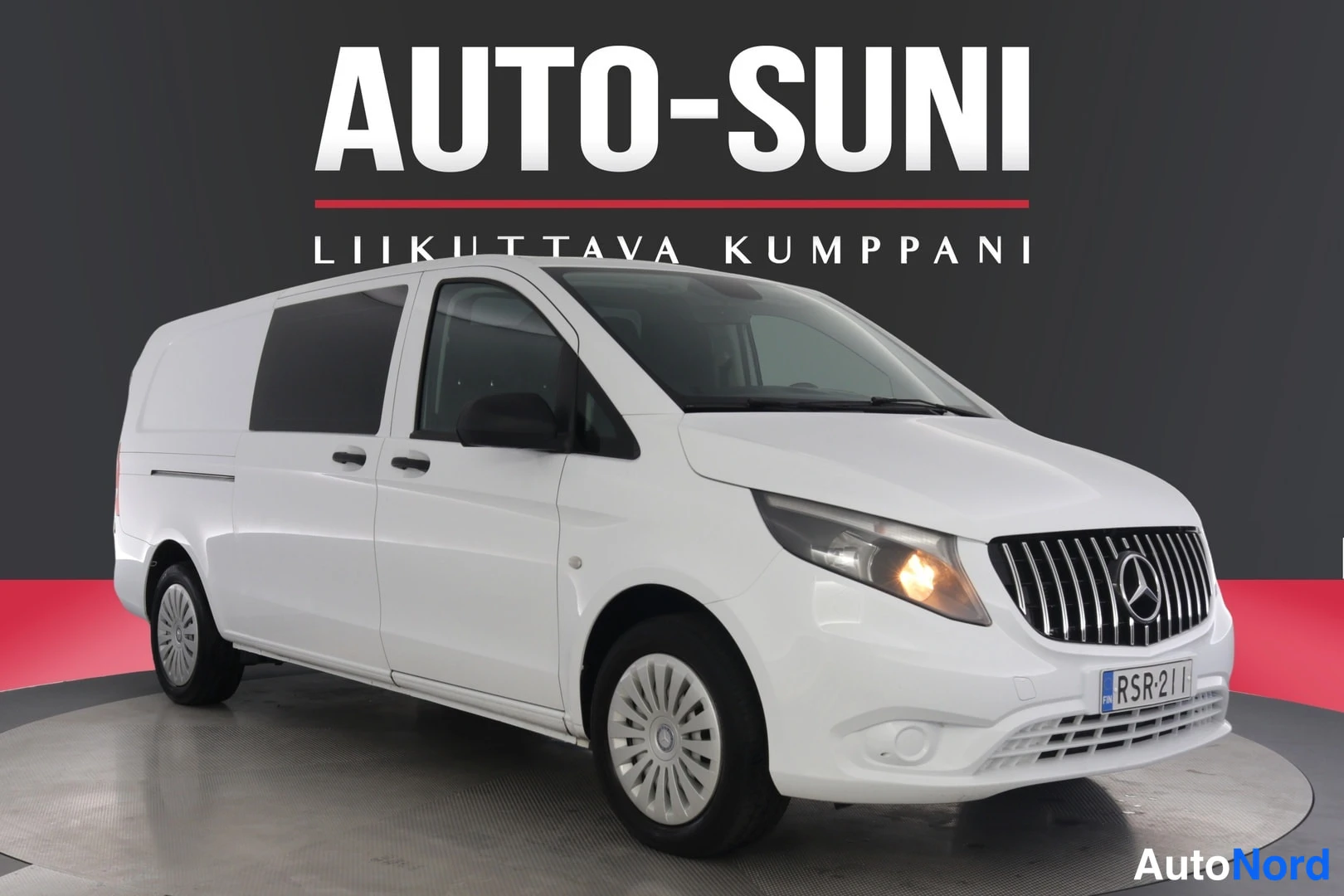 Valkoinen Mercedes-Benz Vito 2017, etuviisto, keula oikealle, kuva 3