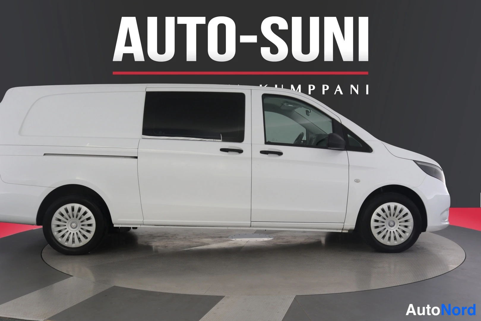 Valkoinen Mercedes-Benz Vito 2017, etuviisto, keula oikealle, kuva 4