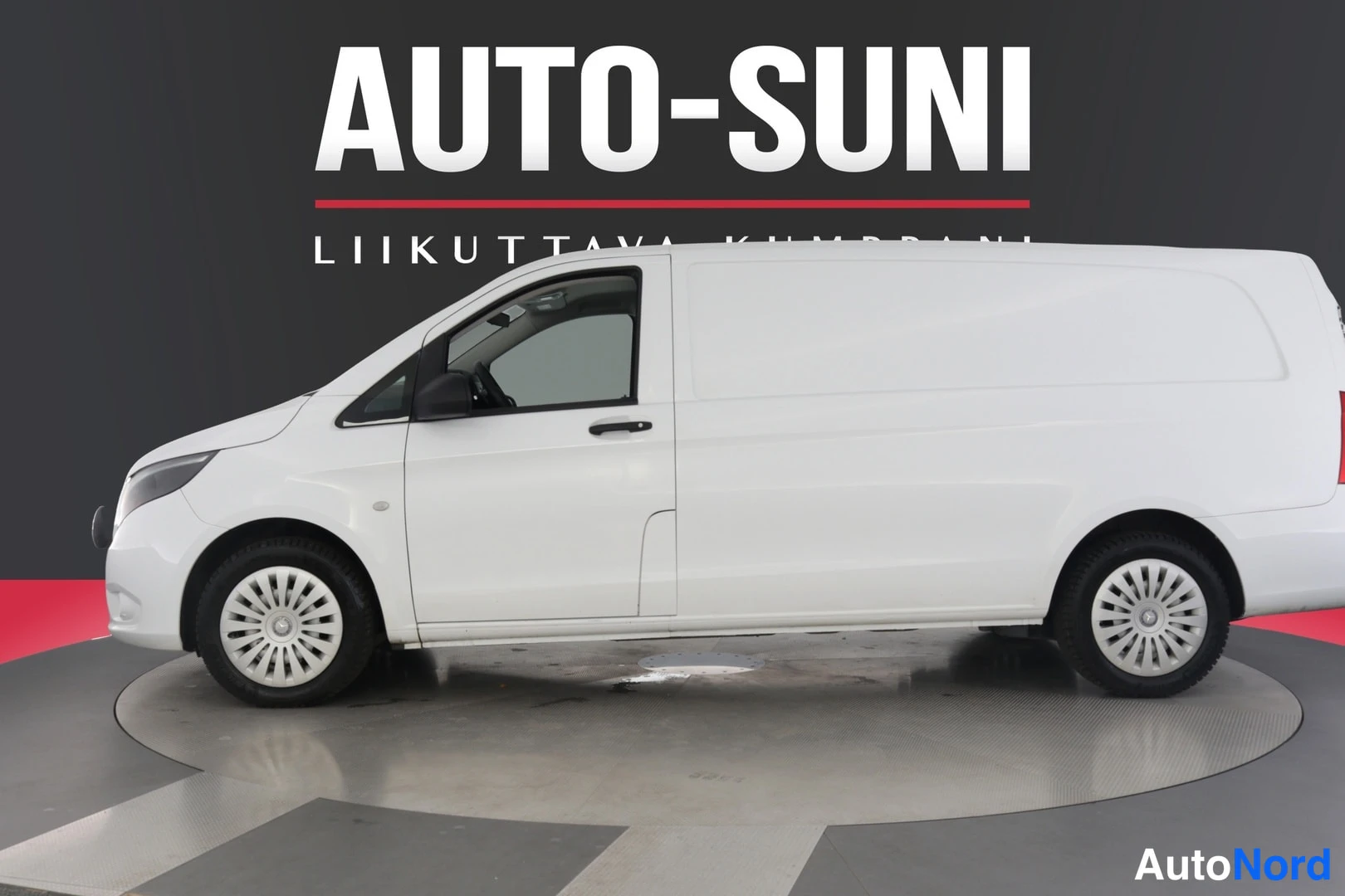 Sivulta: Valkoinen Mercedes-Benz Vito -pakettiauto kolmesta neljäksestä etuvasemmalta, kylki ja etuposki näkyvissä.