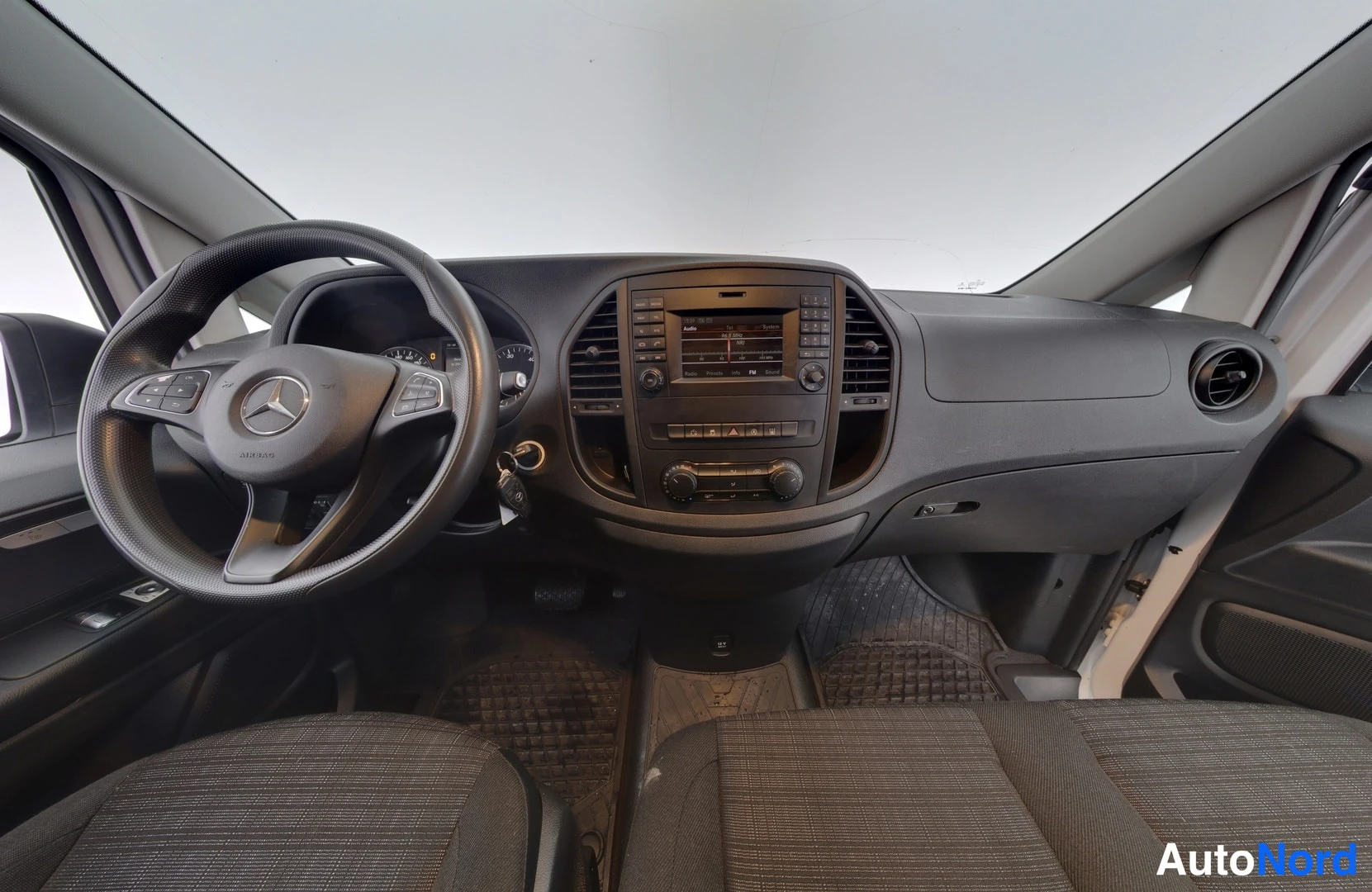 Yksityiskohta: Mercedes-Benz Vito:n ohjaamo: ohjauspyörä, kojelauta ja keskikonsoli radio-/multimediajärjestelmällä.
