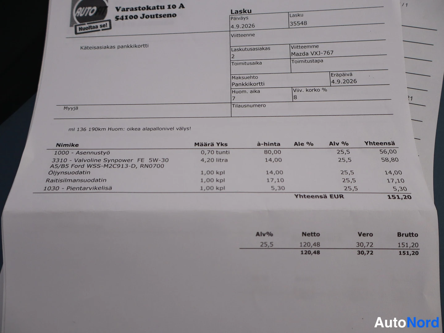 Asiakirja: Lasku autokorjaamolta: Mazda, öljynvaihto ja pieni asennustyö, yhteensä 151,20 EUR.