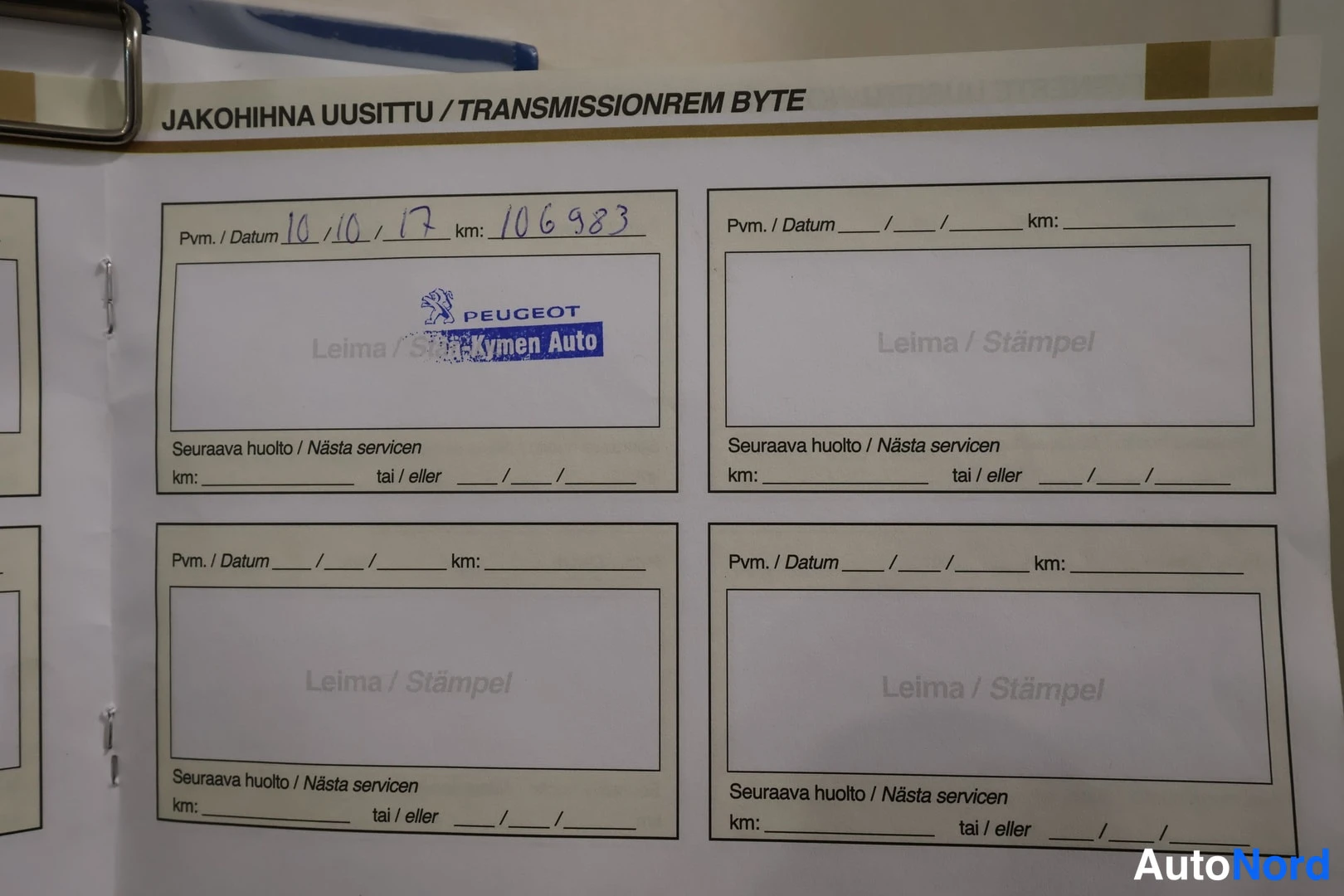Muu: Huoltokirjan jakohihna-sivu (Jakohihna uusittu / Transmissionrem byte), jossa yksi merkintä: päivämäärä 10.10.17 km 106983 ja Peugeot Etelä-Kymen Auto -leima.