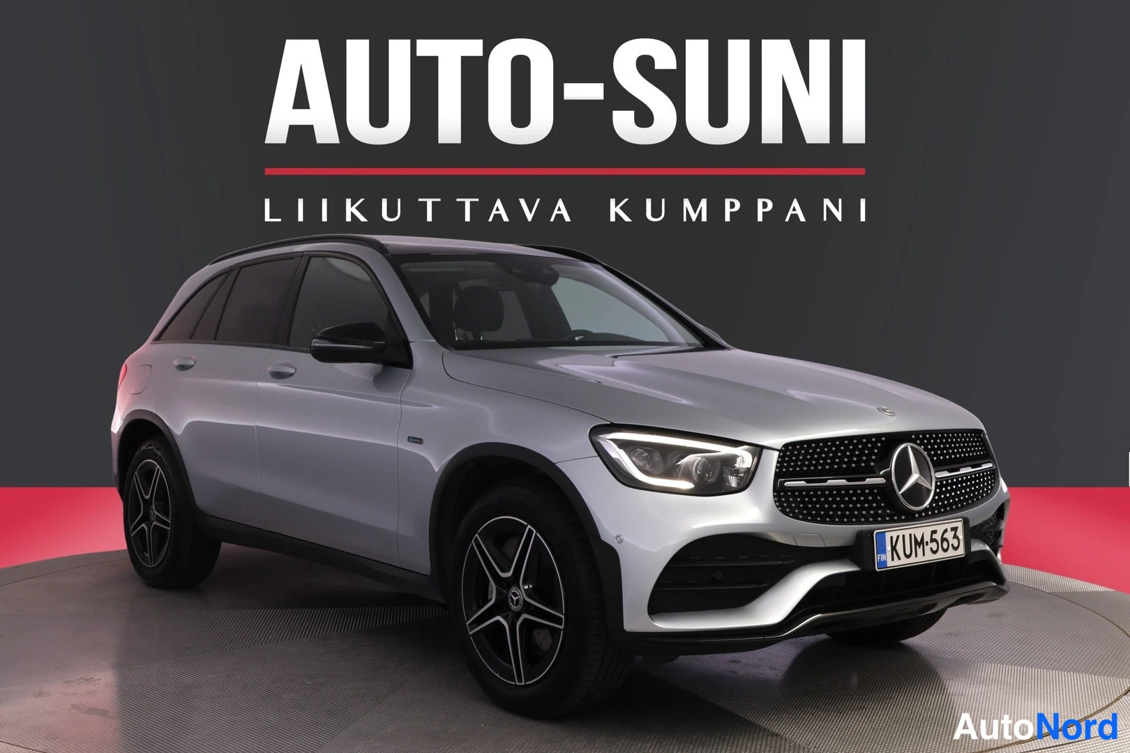 Etuviisto, nokka oikealle: Hopeanvärinen Mercedes-Benz GLC -maastokuvaaja kuvattu etuviistosta oikealle kääntyneellä keulalla studio­taustaa vasten; rekisterikilpi.
