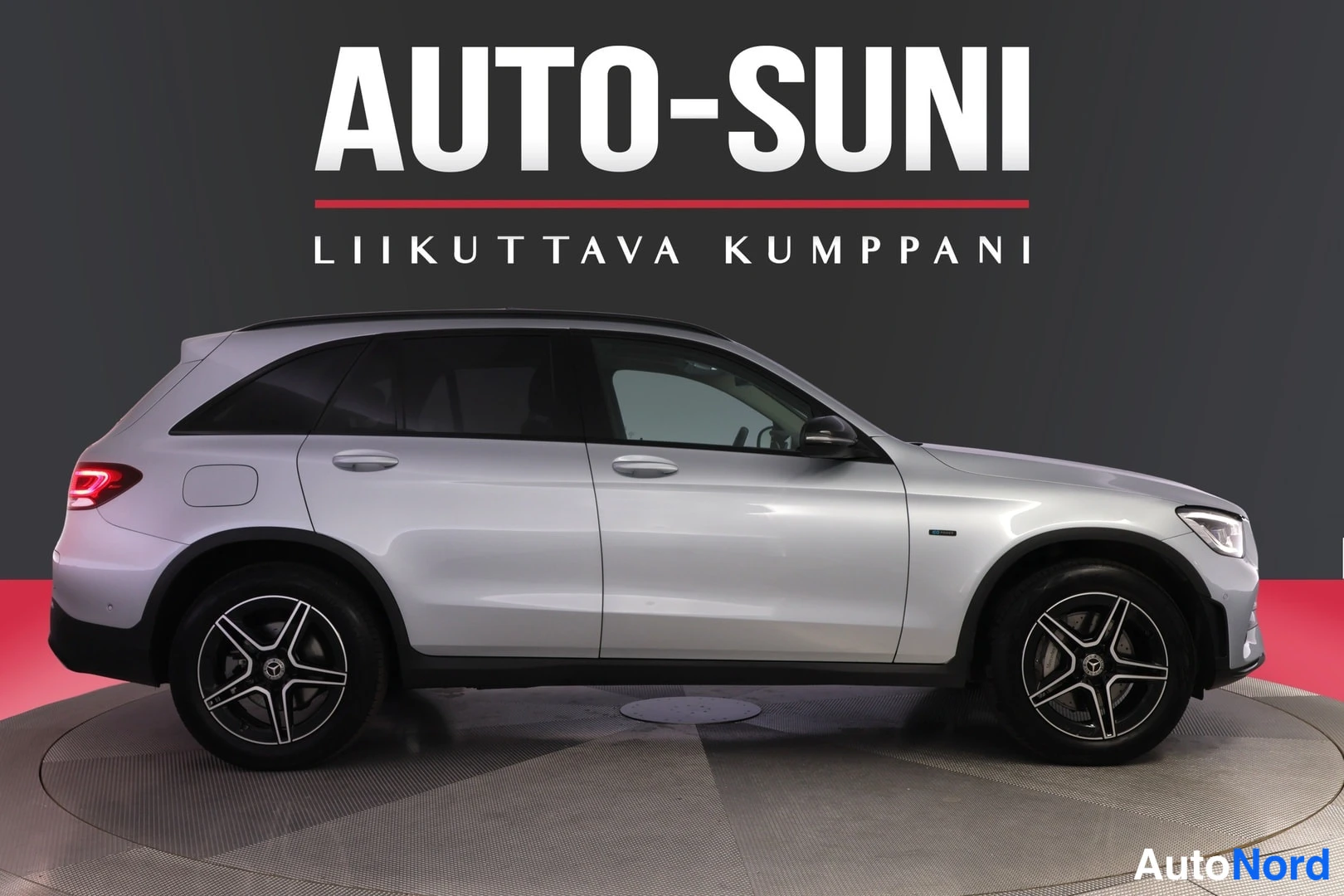 Etuviisto, nokka oikealle: Mercedes-Benz GLC, hopea, etuviistokuva oikealta