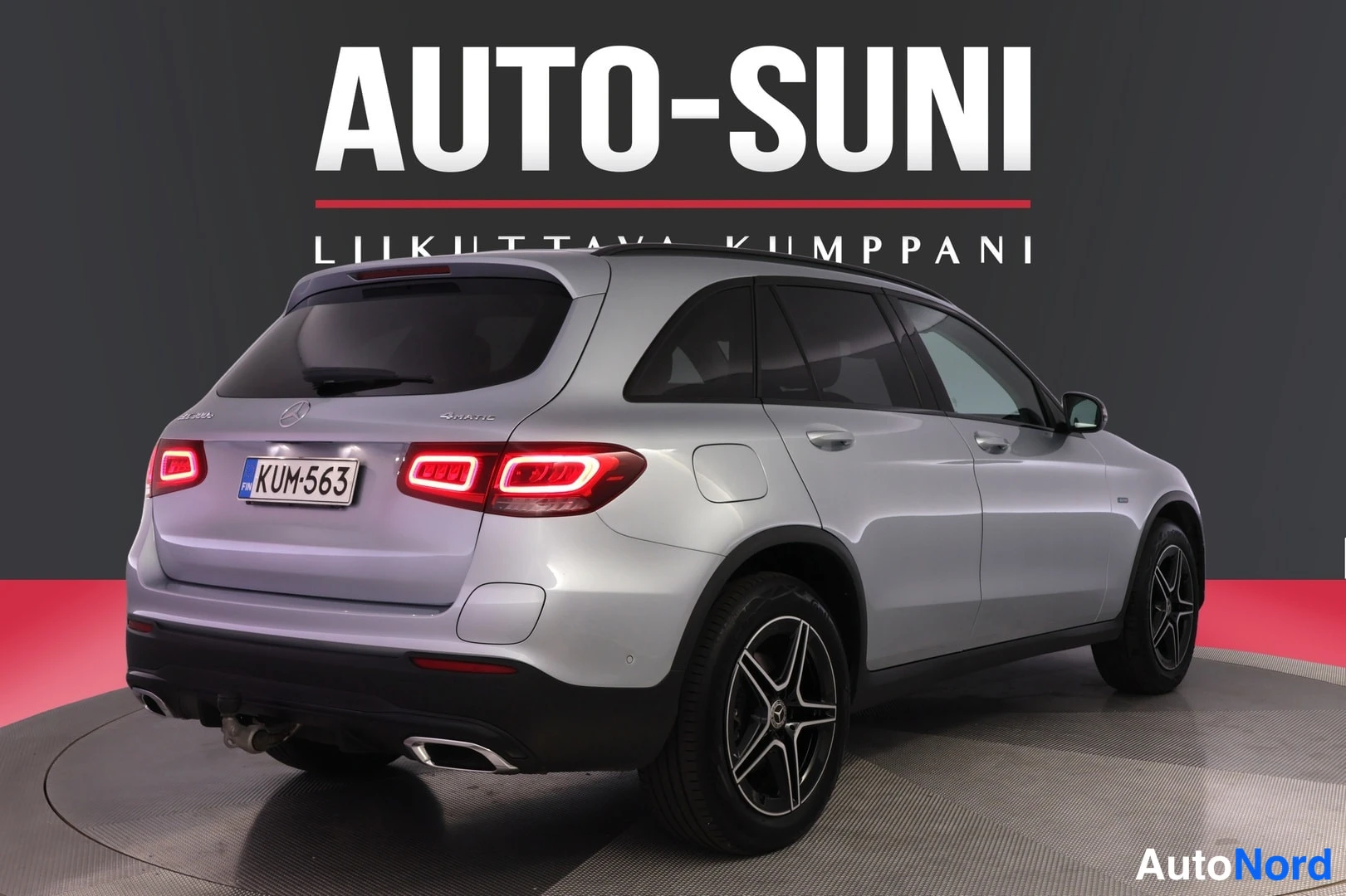 Takaviisto: Mercedes-Benz GLC, hopea, takaviistokuva; rekisteritunnus, vetokoukku näkyvissä