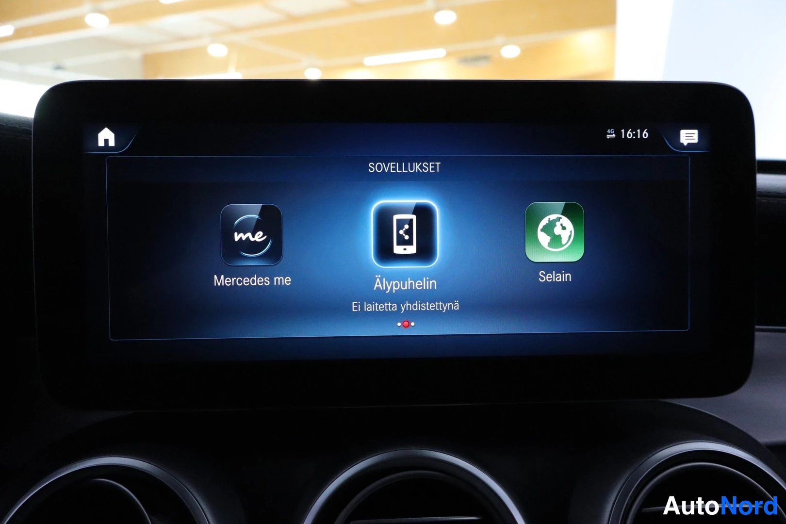 Muu: Ajoneuvon infotainment-näyttö näyttää SOVELLUKSET-valikon kuvakkeilla Mercedes me, Älypuhelin ja Selain; teksti 'Ei laitetta yhdistettyä'.