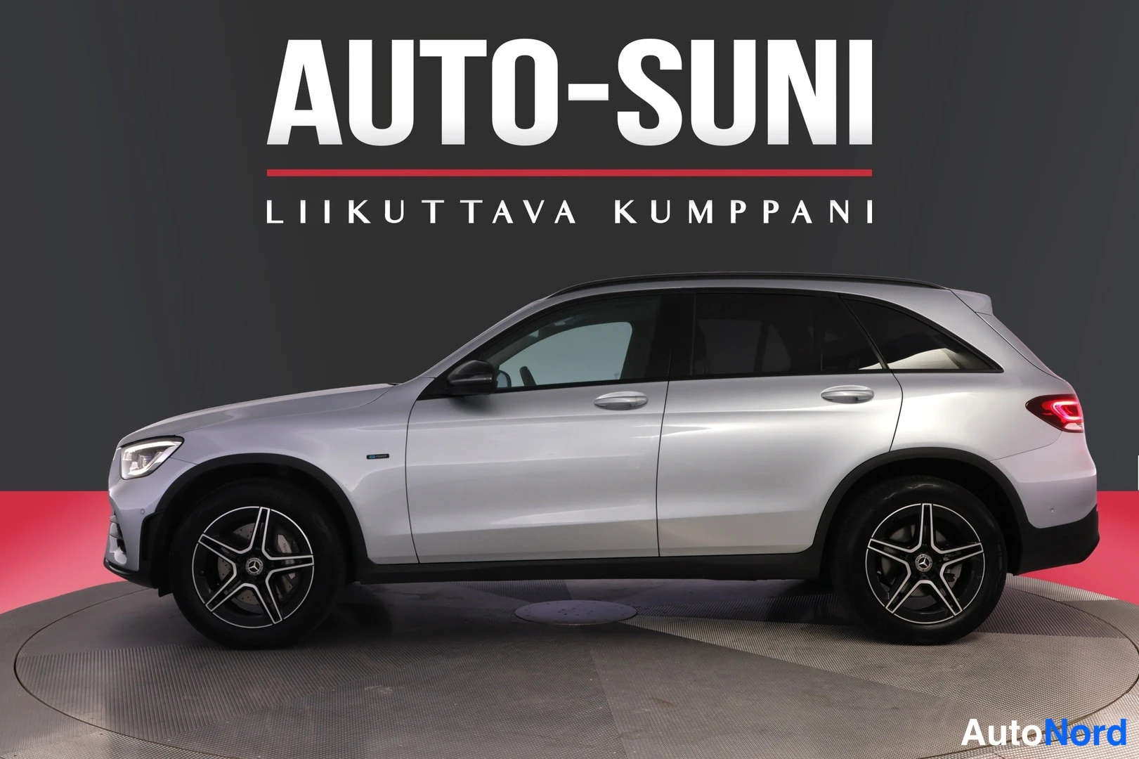 Sivulta: Hopea Mercedes-Benz GLC -maasturin kolmasosan kuva edestä vasemmalta, kylki ja etuosa näkyvissä studio­taustaa vasten.