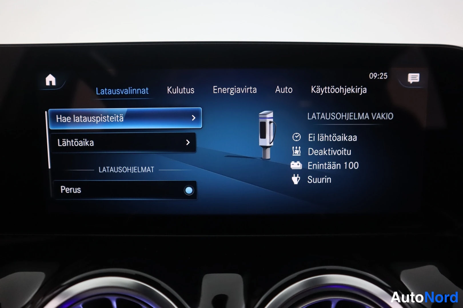 Muu: Ylempi näyttö antaa latausvalintojen hallinnan. 'Hae latauspisteitä' ja 'Lähtöaika' valittuna. Lisäksi vaihtoehdot 'Auto', 'Käyttöohjekirja' ja 'LATAUSOHJELMA V