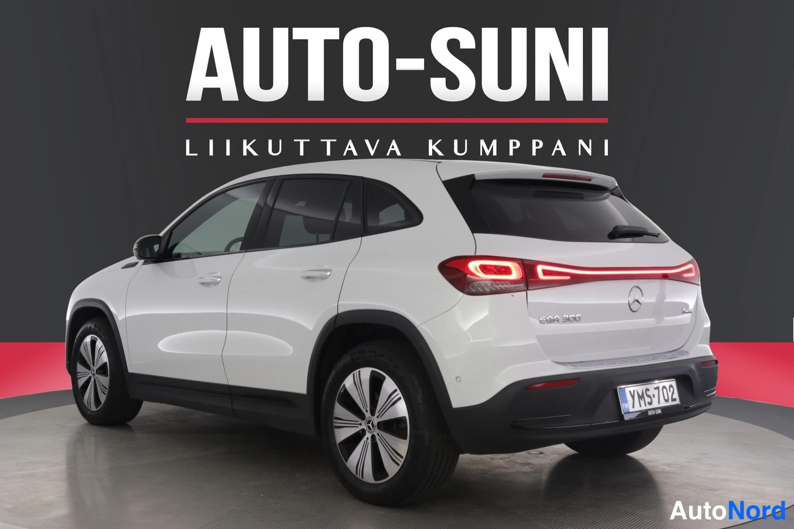 Takaviisto: Valkoisen Mercedes-Benz EQA:n takaosa ja vasen kylki näkyvät kulmasta, rekisterikilpi.
