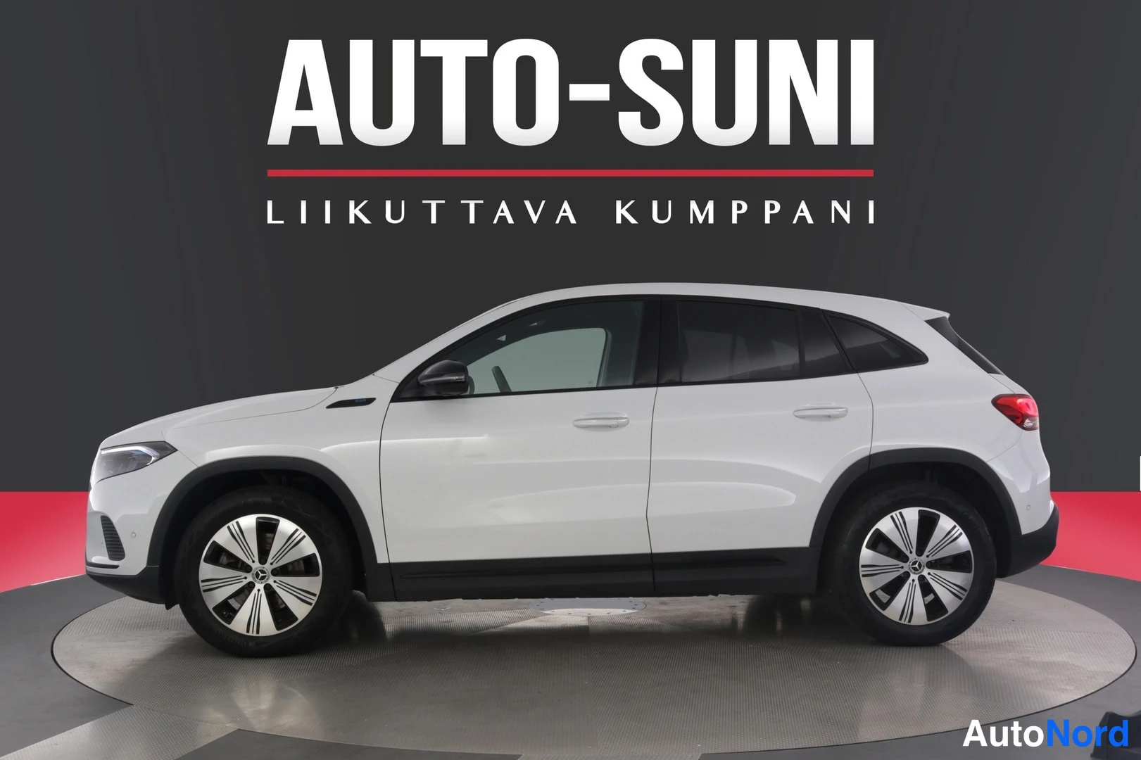 Sivulta: Mercedes-Benz EQA 2023 valkoinen auto sivulta-etulokan suunnasta studiot valo​valkoinen tausta