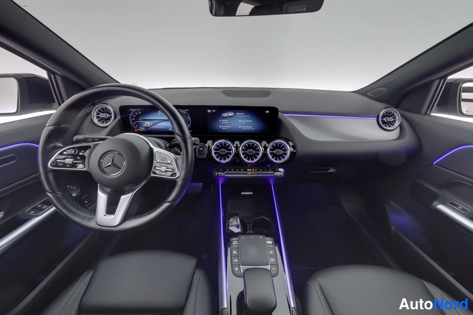 Muu: Mercedes-Benz EQA 2023 ohjaamo: tummat penkit, ohjauspyörä ja keskityönäyttö