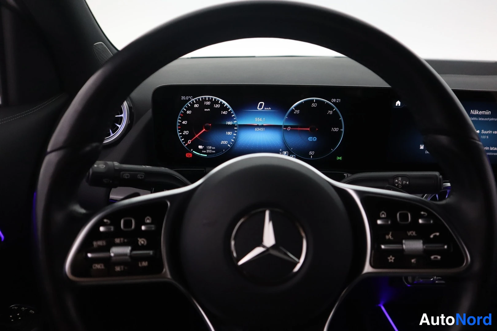 Muu: Kuljettajan näkyma digitaaliseen mittaristoon ja Mercedes-ohjauspyoroon, matkamittari 83451