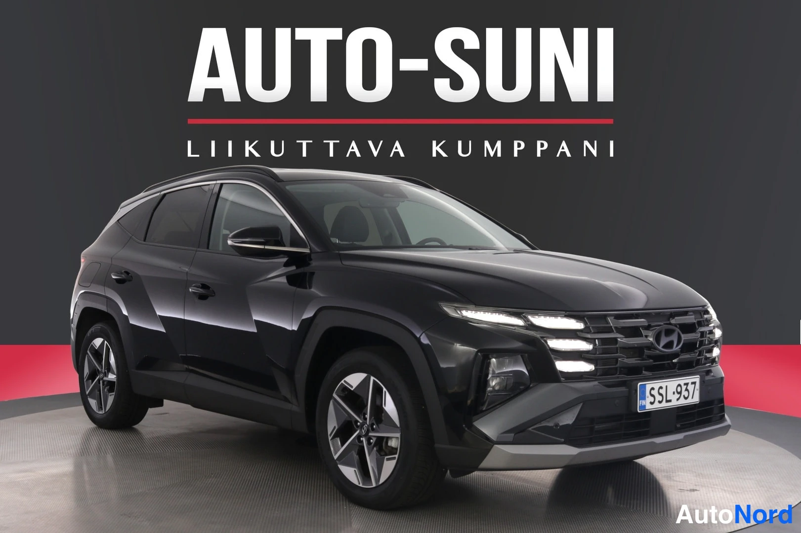 Etuviisto, nokka oikealle: Hyundai Tucson, etukulmanäyttö, musta, rekisteritunnus