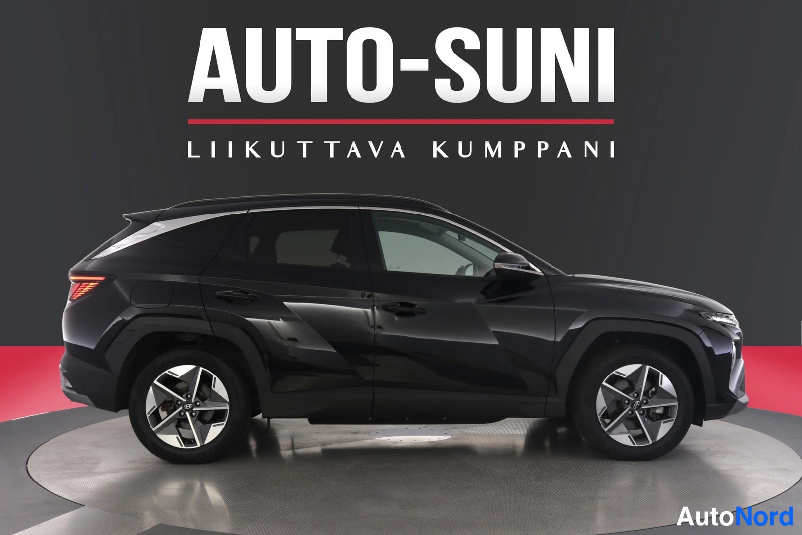 Sivulta: Hyundai Tucson, sivunäyttö, musta, katettu alusta