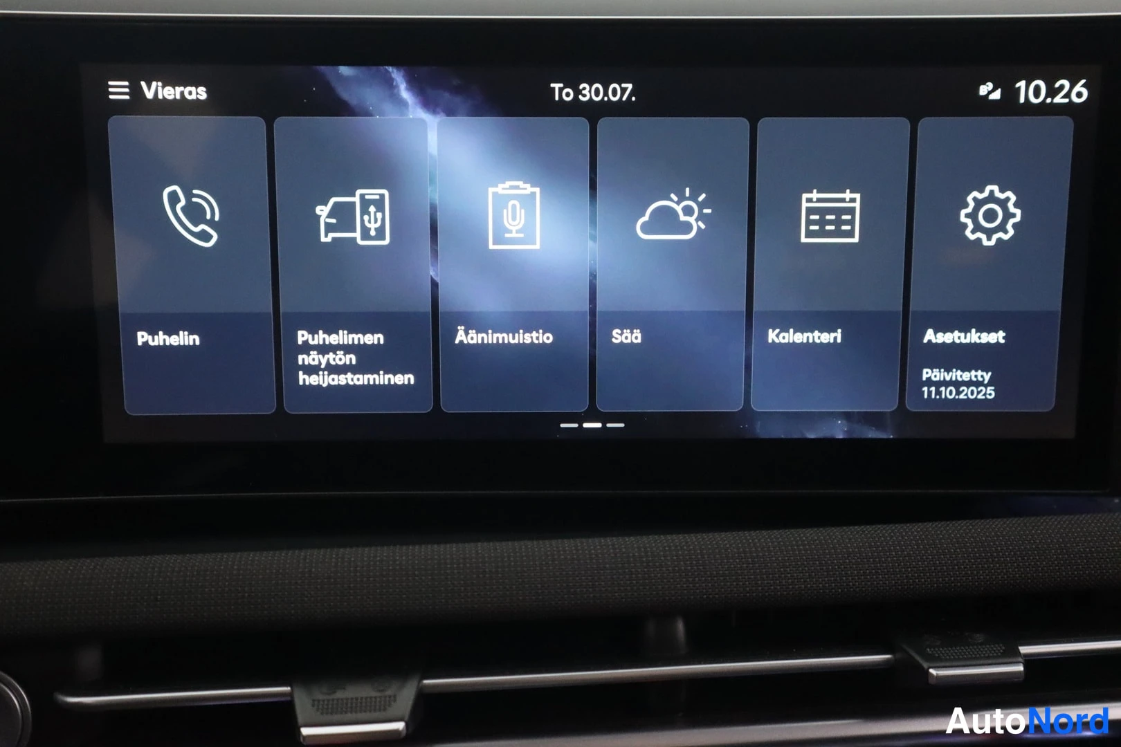 Muu: Auton infotainment-näytön valikko, jossa kuvakkeet: Puhelin, Puhelimen näytön heijastaminen, Äänimuistio, Sää, Kalenteri ja Asetukset. Näytön yläreunassa lukee
