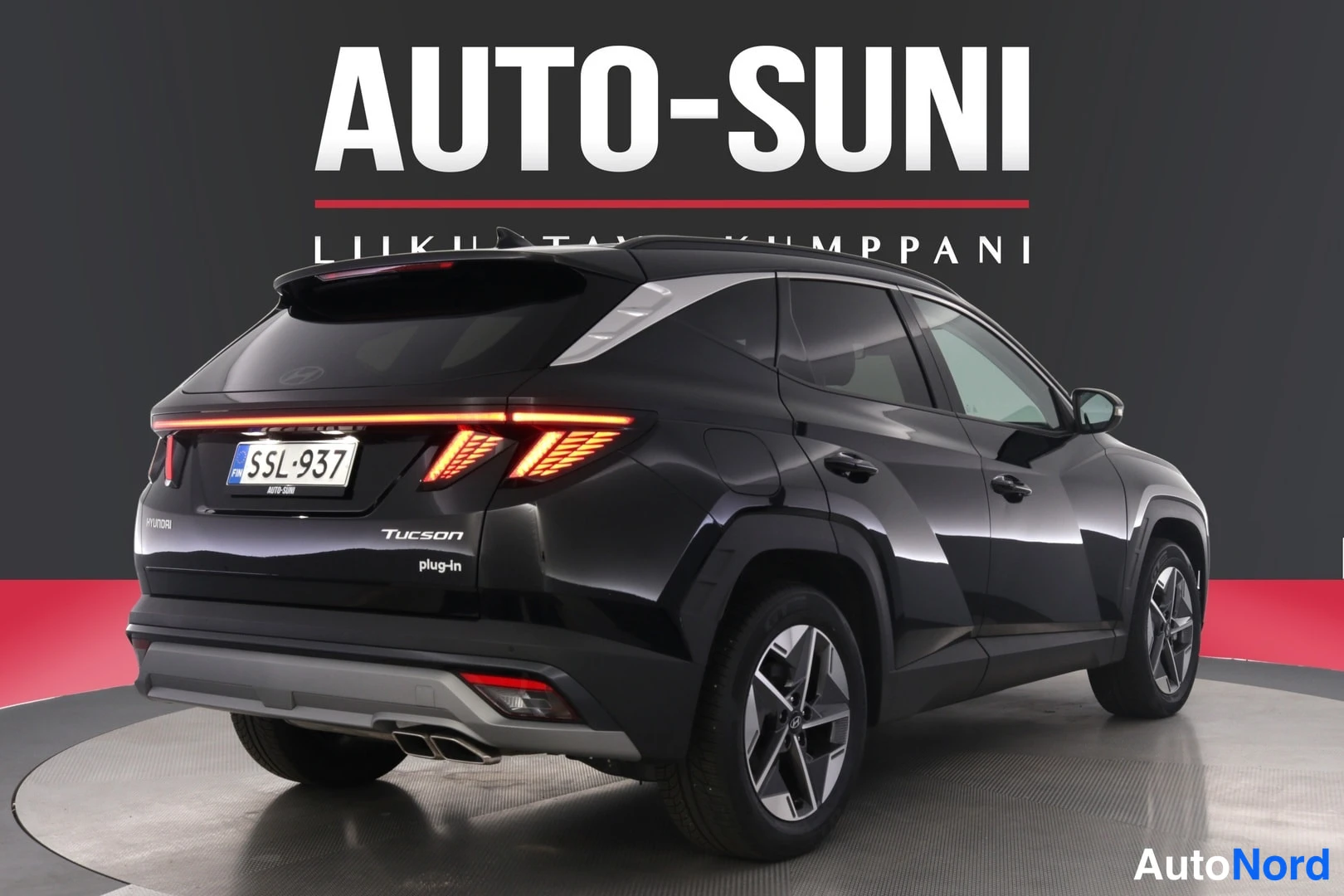 Takaviisto: Hyundai Tucson, takakulmanäyttö, musta, Tucson plug-in -teksti, rekisteritunnus