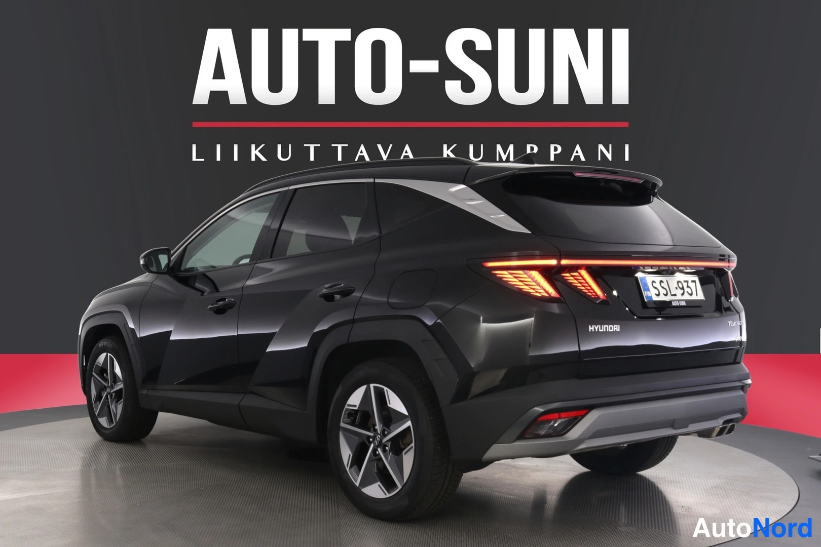 Takaviisto: Hyundai Tucson, takakulmanäyttö, musta, rekisteritunnus