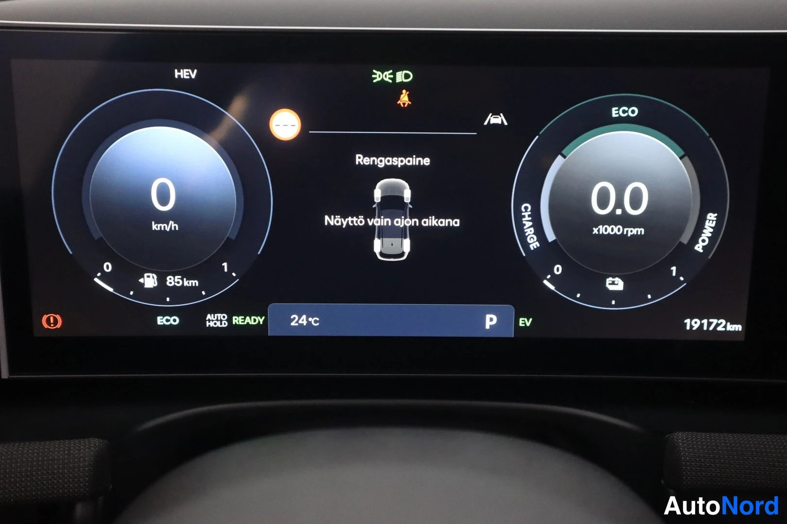 Muu: Auton mittariston digitaalinäyttö, HEV/EV-tila, matkamittari 19172 km, lämpötila 24 °C, ECO-tila ja Auto Hold -merkinnät näkyvissä.