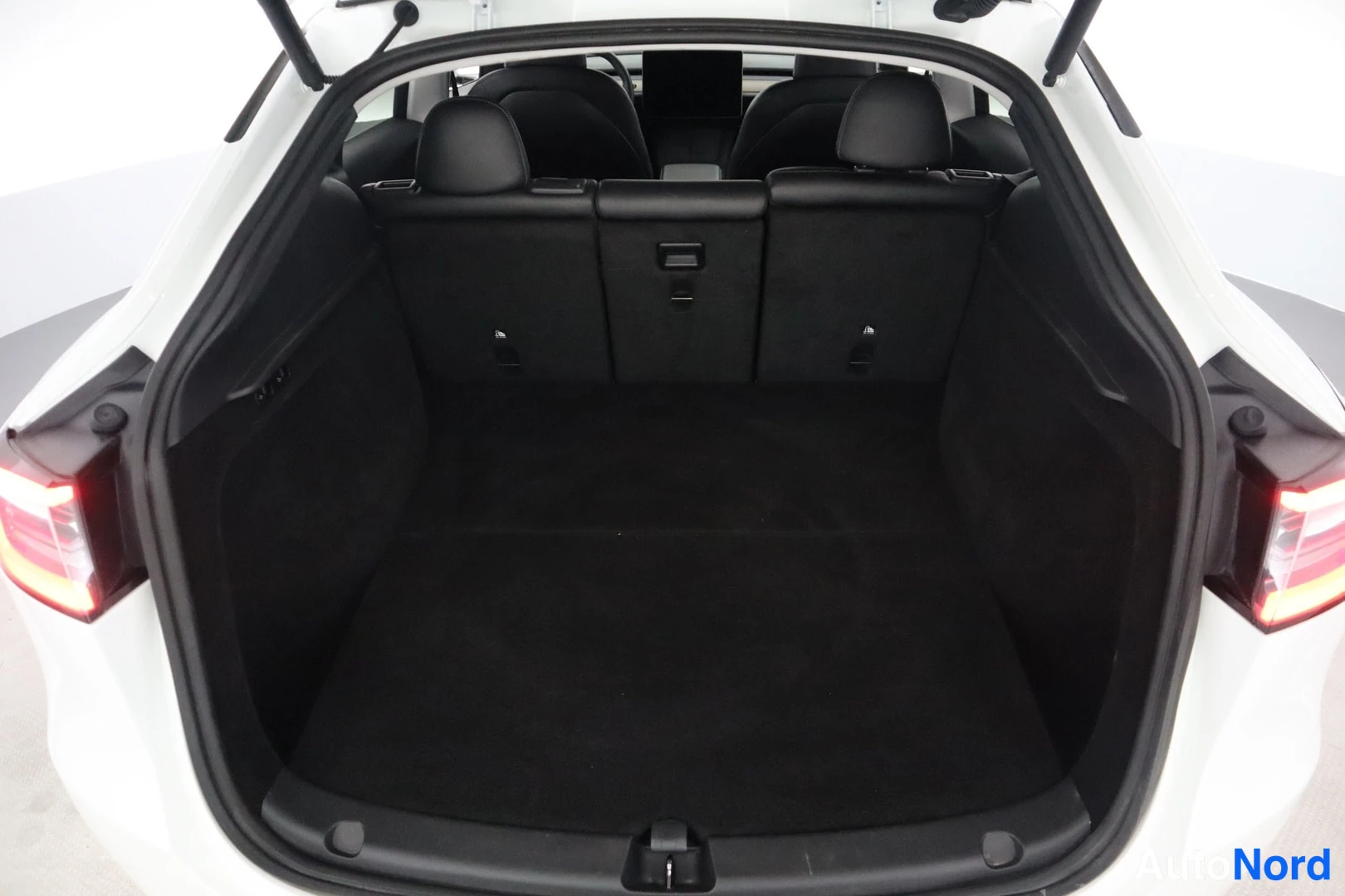 Valkoinen Tesla Model Y 2024, ulkokuva 17 – Lappeenranta