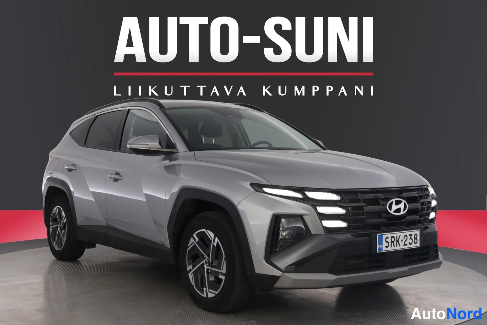 Etuviisto, nokka oikealle: Hyundai Tucson 1.6 T-GDi Plug-in Style 288 hv 2025, etukulmasta