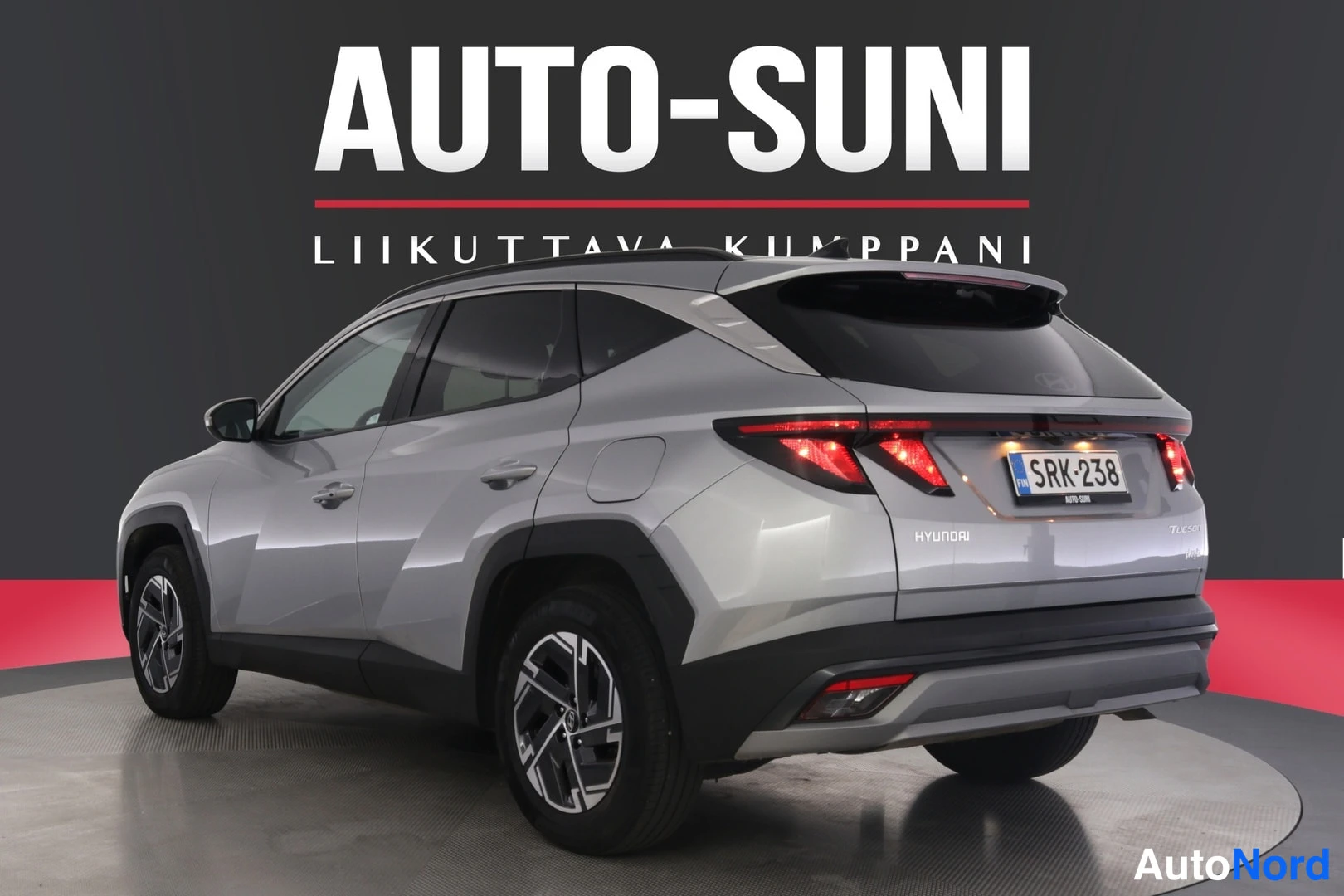 Takaviisto: Hyundai Tucson 1.6 T-GDi Plug-in Style 288 hv 2025, takakulmasta vasemmalta