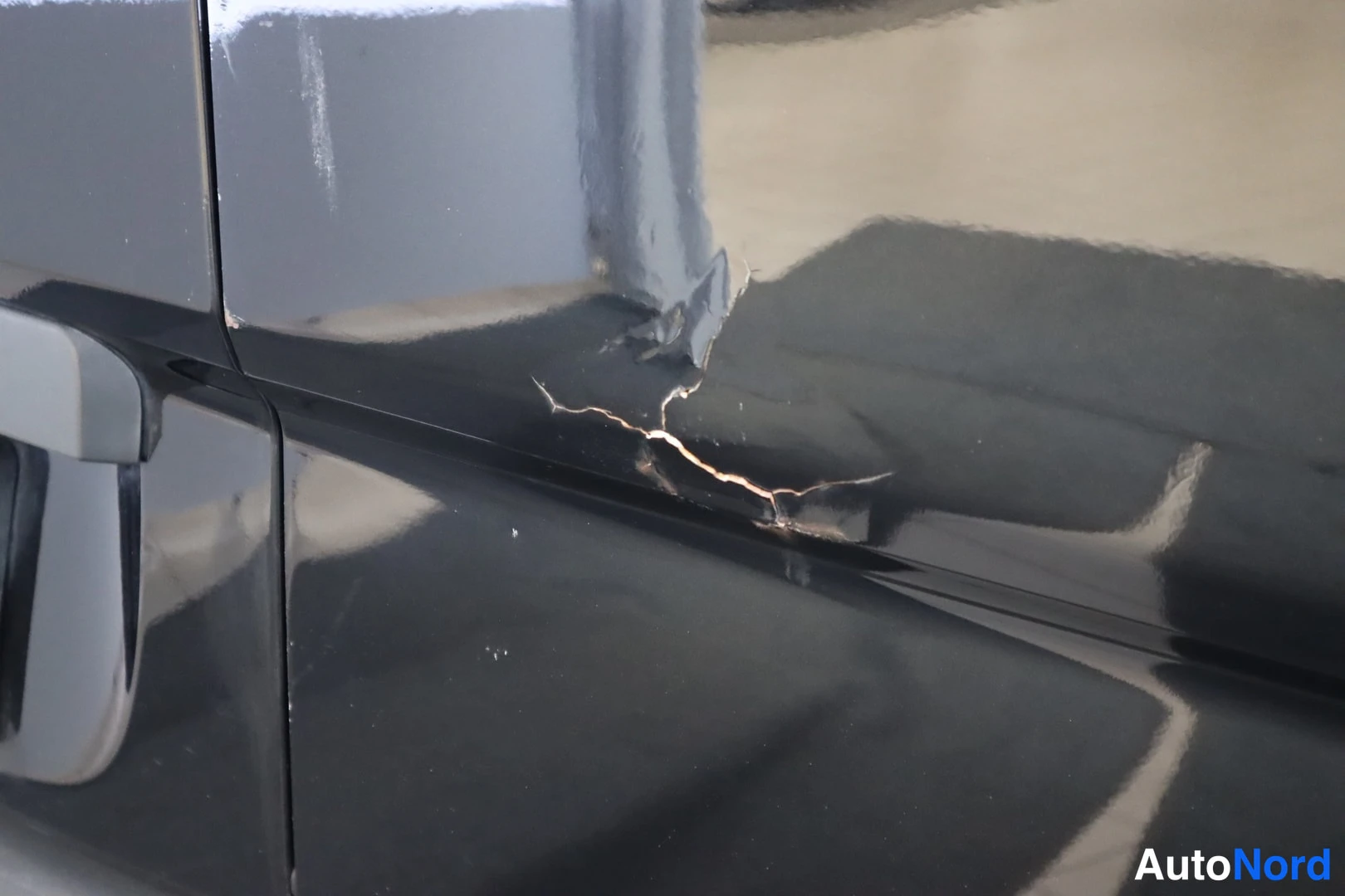 Yksityiskohta: Screwed louvred vent panel on glossy dark bodywork.