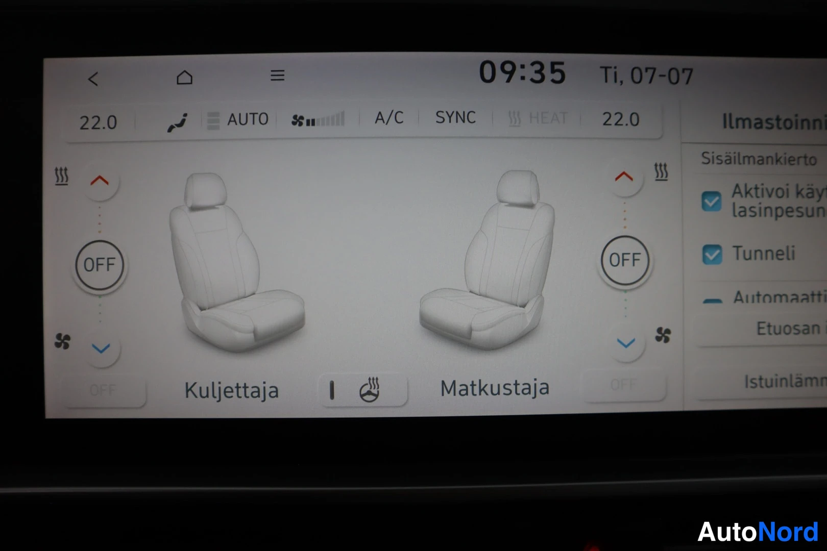 Yksityiskohta: Infotainment-näytön ilmastoinnin valikko, jossa näkyvät kuljettajan ja matkustajan istuinlämmityksen säädöt.
