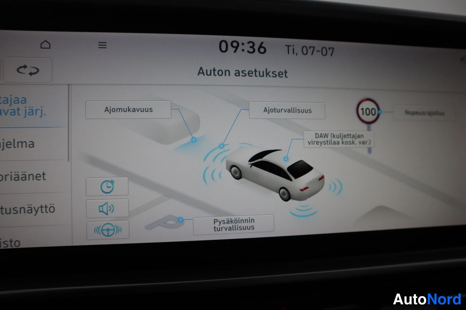 Yksityiskohta: Infotainment-näytön Auton asetukset -valikko, jossa ohjataan ajomukavuuden ja ajoturvallisuuden asetuksia.