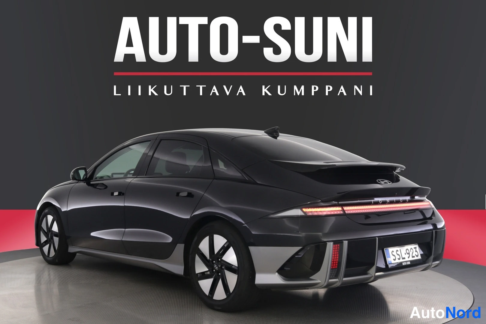 Takaviisto: Hyundai IONIQ 6 musta, takakulmakuva vasemmalta, rekisteri.
