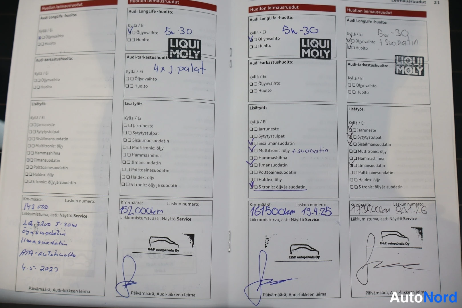 Yksityiskohta: Huoltokirjan sivut: Audi LongLife- ja Audi-tarkastushuolto -osiot, LIQUI MOLY -tarra, käsinkirjoituksia huoltotöistä ja kilometrimääristä, sekä H&P autopalvelu