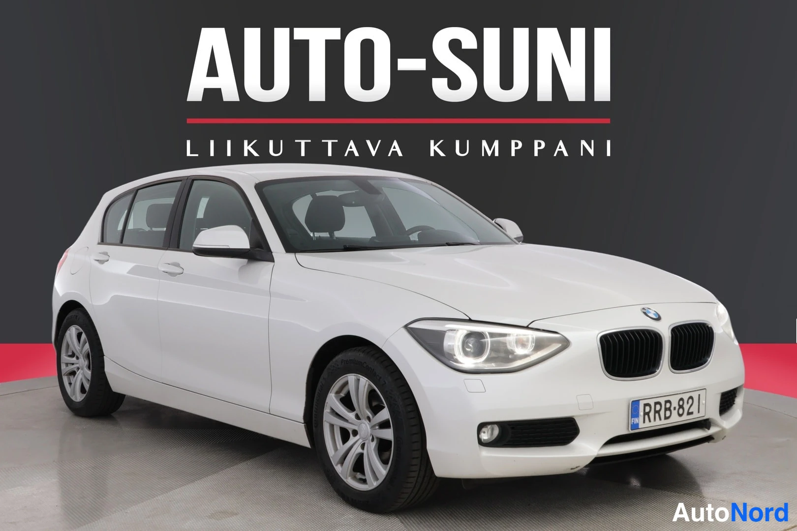 Etuviisto, nokka oikealle: Valkoinen BMW -hatchback, edestä ja oikealta puolelta kuvattuna. Kuvassa näkyvät etuvalot, etupuskuri, kuutioituneet renkaat ja rekisterinumero.