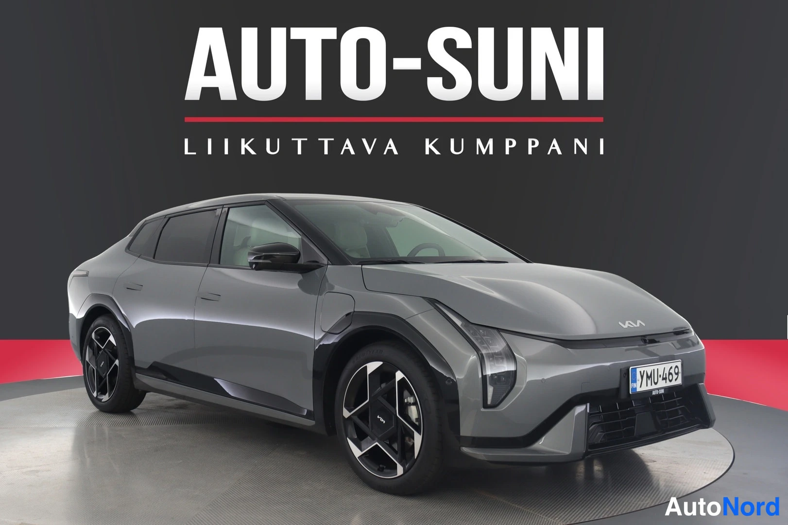 Etuviisto, nokka oikealle: Kuvan oikealla puolella oleva harmaanharmaa Kia EV6 etuviisteet kuvaruudun keskiosaan. Kuvassa näkyvät auton etupää ja sen oikakylki.